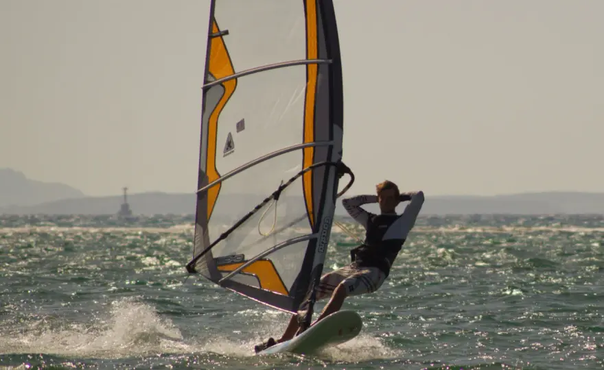 Windsurfing jak pływać – proste kroki, aby uniknąć frustracji