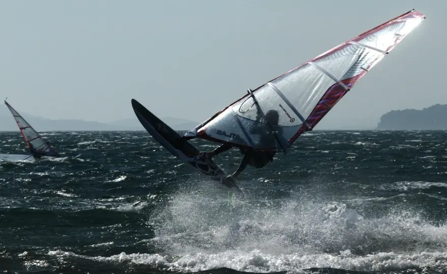 Ile zarabia instruktor windsurfingu? Zaskakujące fakty o wynagrodzeniu