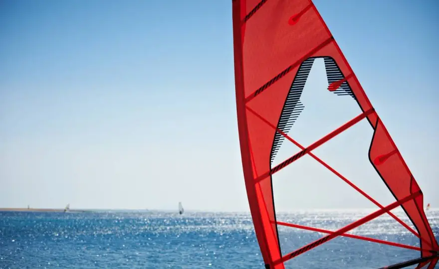 Jaki żagiel do windsurfingu? Wybierz idealny dla siebie sprzęt