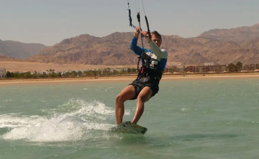 Gdzie najlepiej na kitesurfing? Odkryj idealne miejsca i warunki