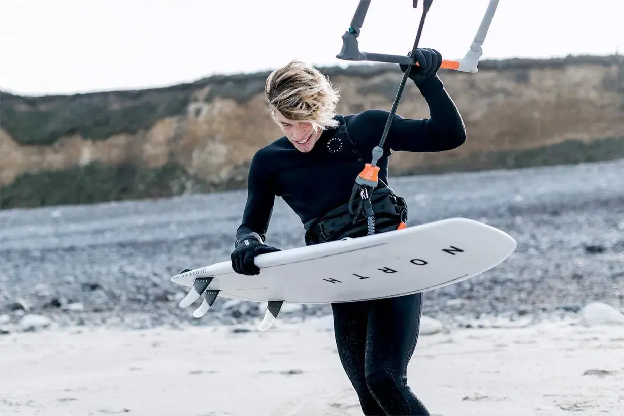 Jaką piankę do kitesurfingu wybrać, aby uniknąć zimna i dyskomfortu?