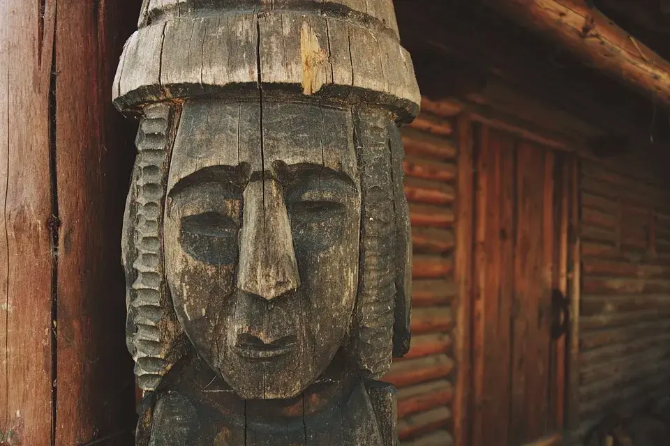Najciekawsze skanseny archeologiczne w Polsce – historia i atrakcje